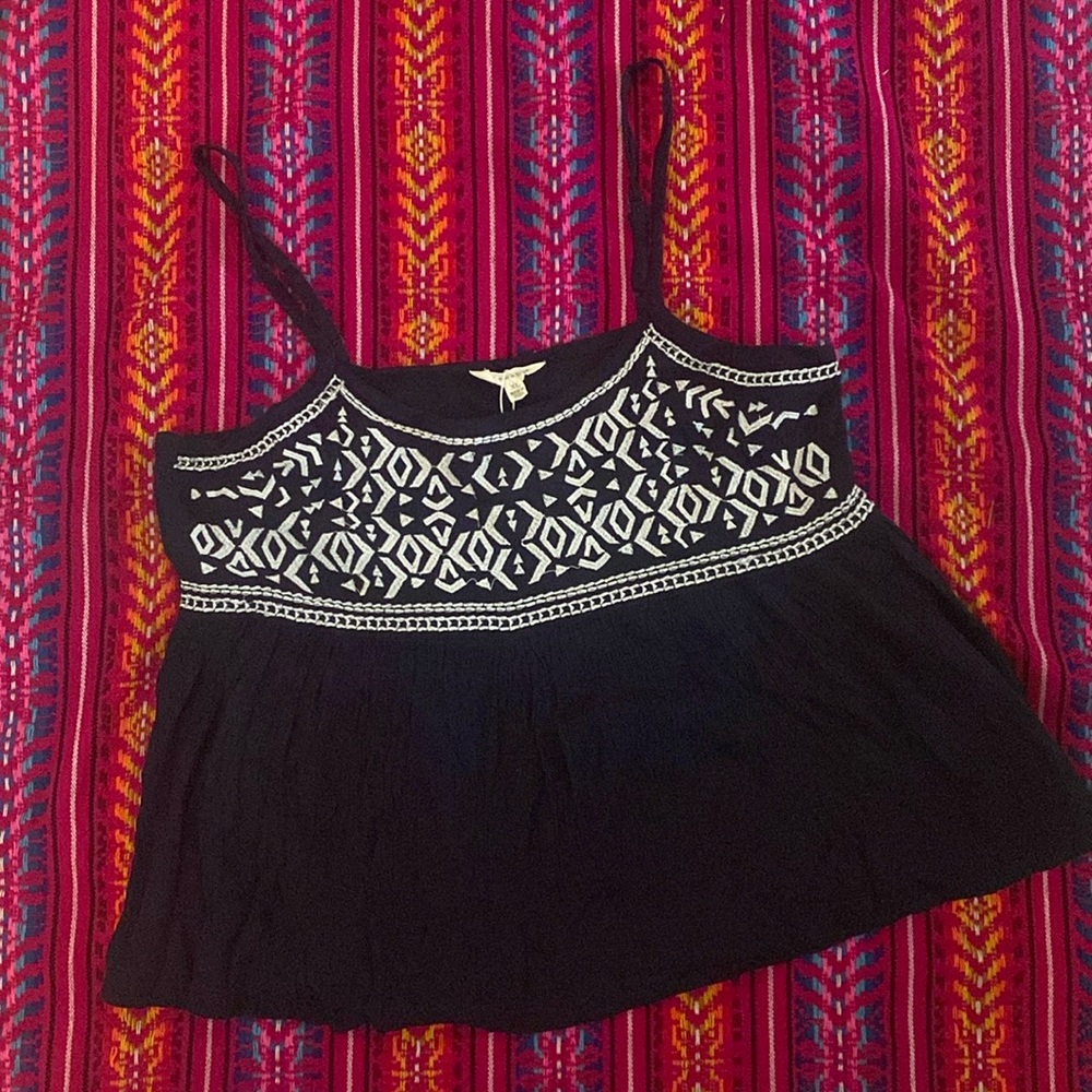 Cute embroidered tank Sim & Sam brand